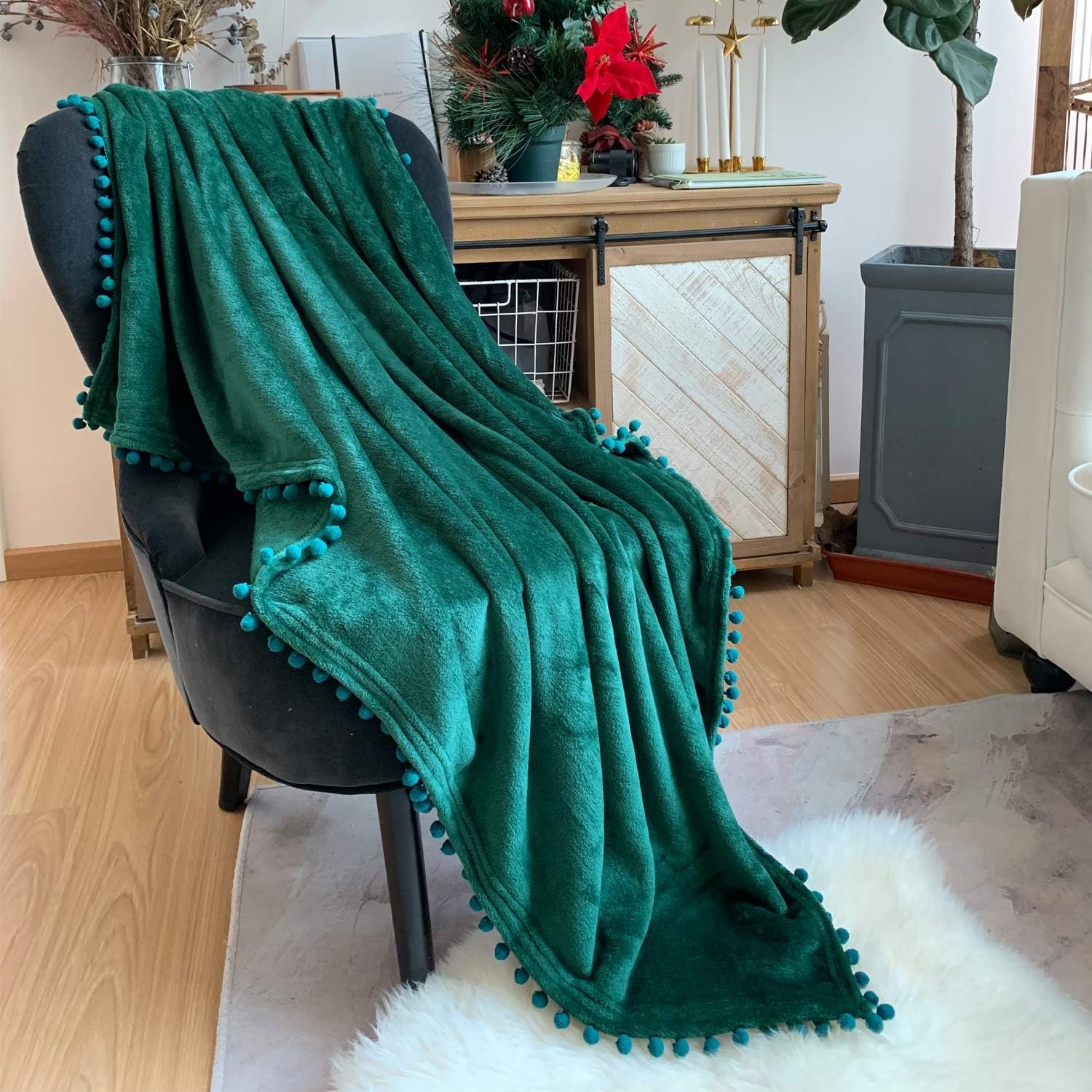 LOMAO Lightweight Flannel Blanket with Pompom Fringe – Cozy Soft